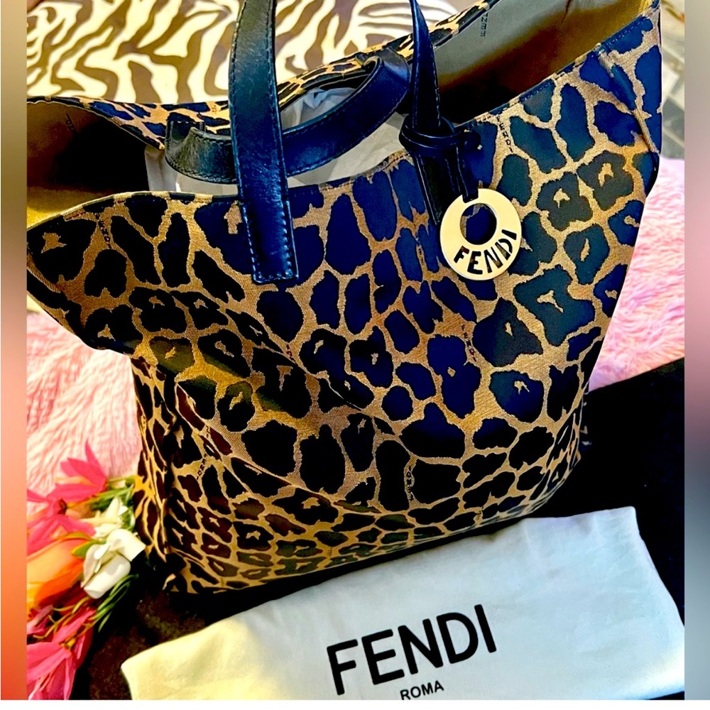 💕FENDI TOTE💕